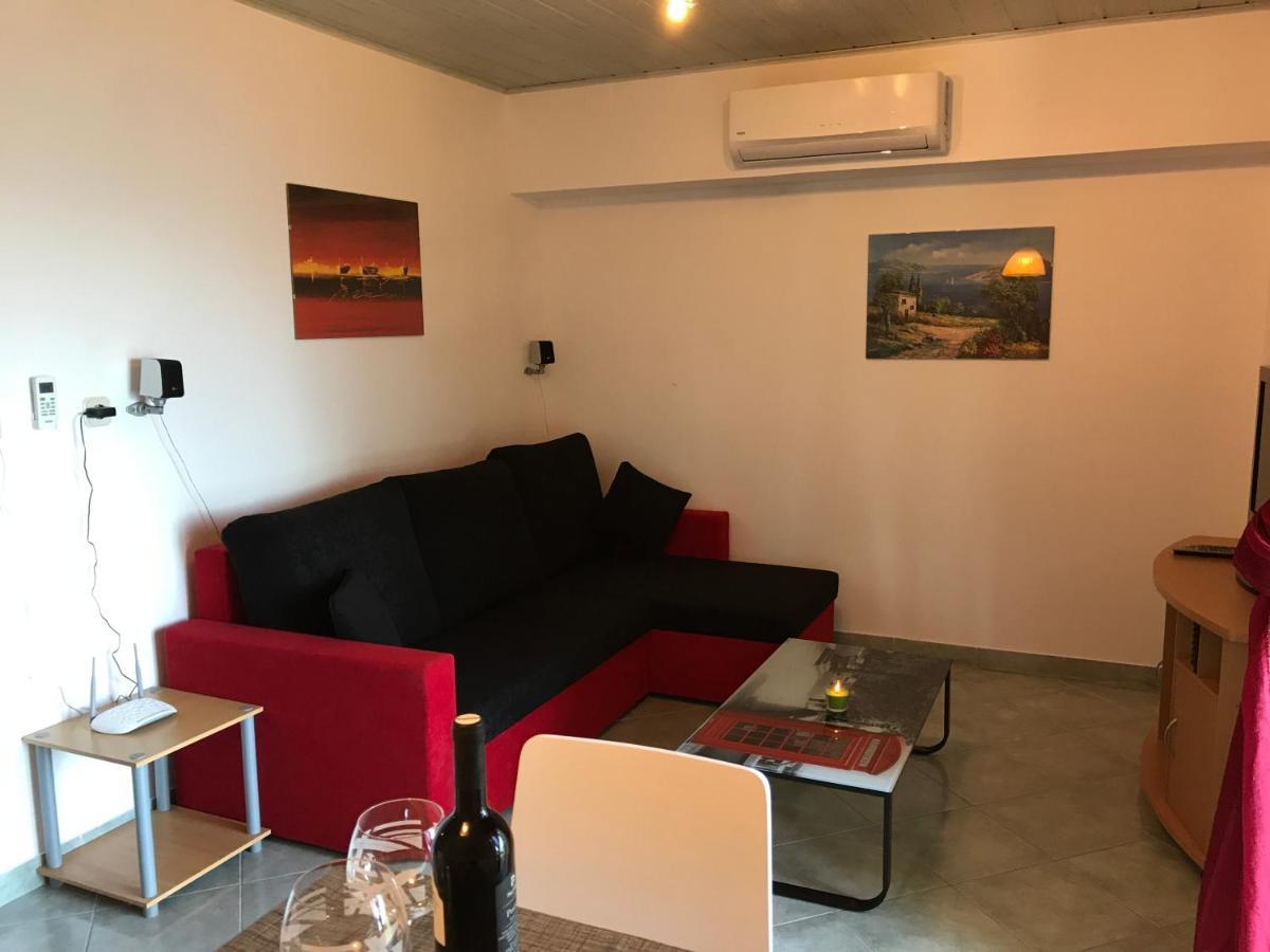 Grdelin Appartement Omiš Buitenkant foto