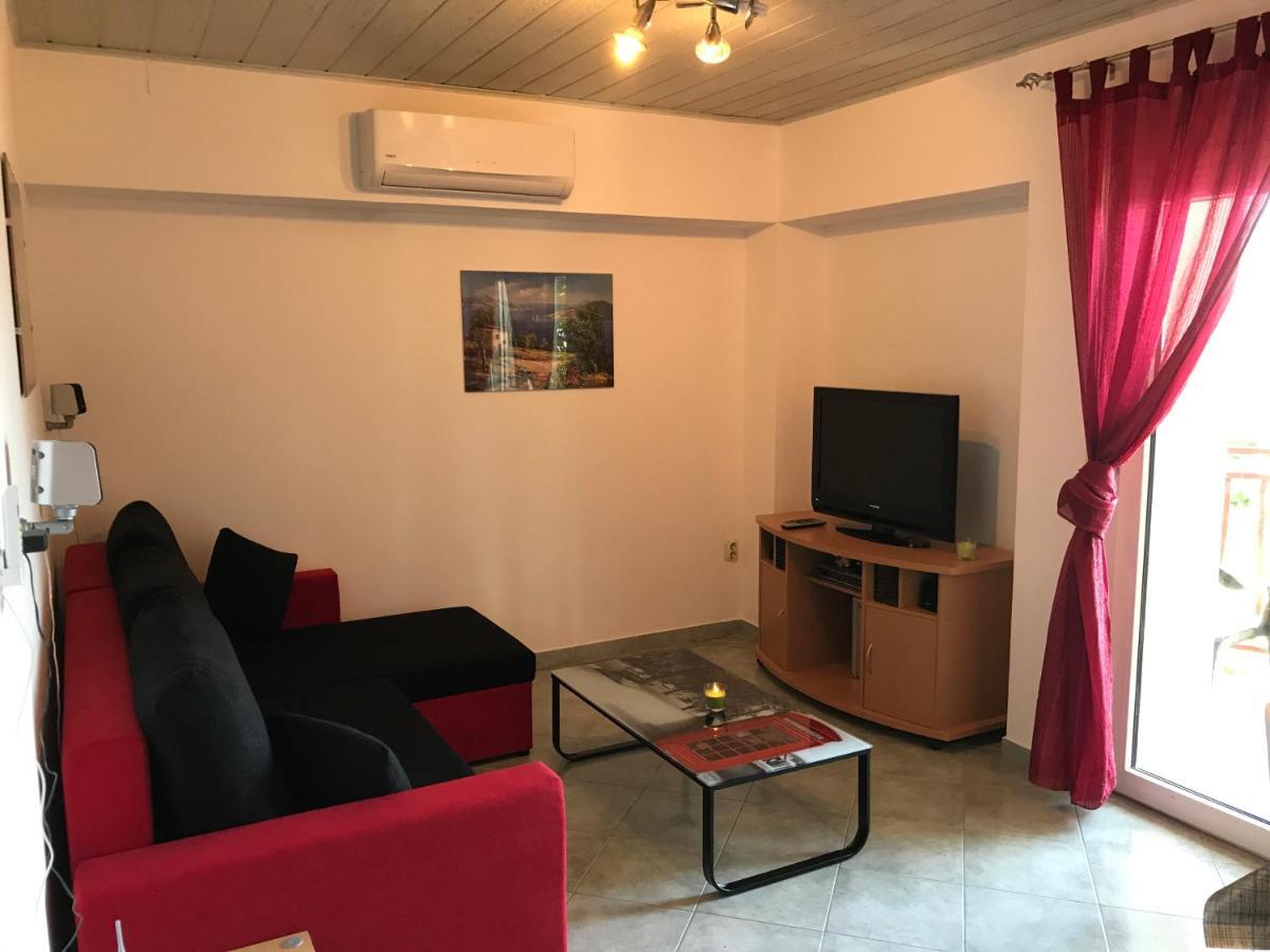 Grdelin Appartement Omiš Buitenkant foto